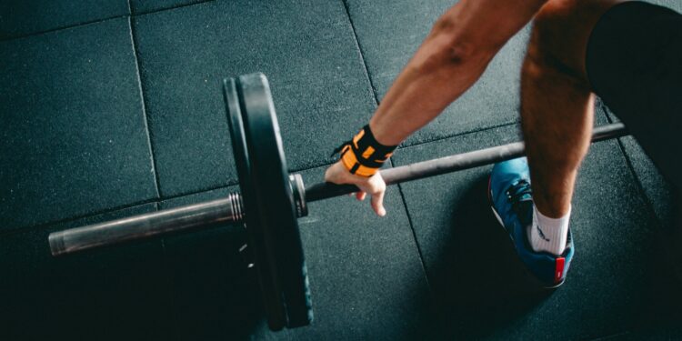 Vídeo: homem que era tetraplégico e voltou a andar já está fazendo academia