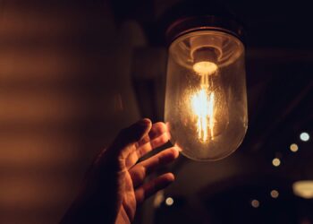 Lei proíbe corte imediato de luz por falta de pagamentos antes de oferecer essas condições