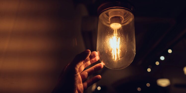 Lei proíbe corte imediato de luz por falta de pagamentos antes de oferecer essas condições