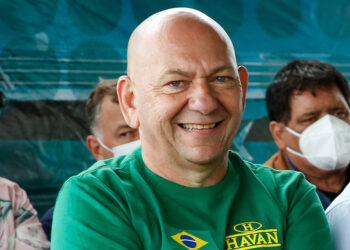 Dono da Havan surpreendeu e comprou única mansão à beira-mar em cidade do Sul