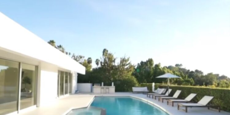 Mansão gigante cobra aluguel de R$ 530 mil por mês e já foi ocupada por cantor famoso