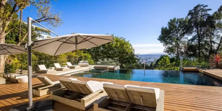 Enquanto casa de Djavan em Alagoas vale R$ 5 milhões, mansão de Bad Bunny nos EUA é avaliada em R$ 41 milhões