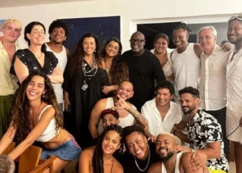 Cantor que fazia músicas na ditadura militar vive em mansão gigante no Nordeste