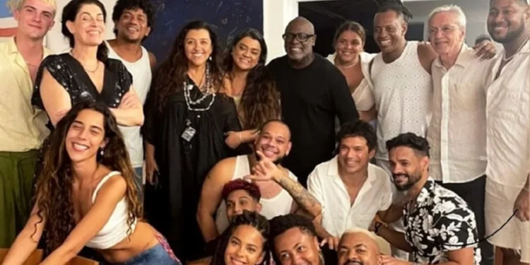 Cantor que fazia músicas na ditadura militar vive em mansão gigante no Nordeste