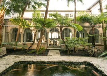 Cantor famoso de 75 anos vive em mansão com lago que tem vista para o mar