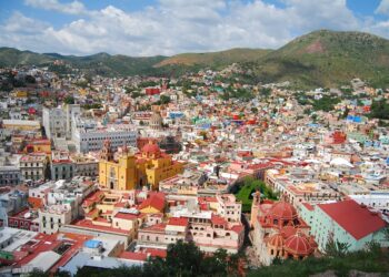 Enquanto brasileiros não podem mais tirar vistos para os EUA, país vizinho abre as portas para turistas