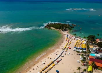 Famosa praia brasileira com mar paradisíaco cobra quase R$ 100 para turistas entrarem