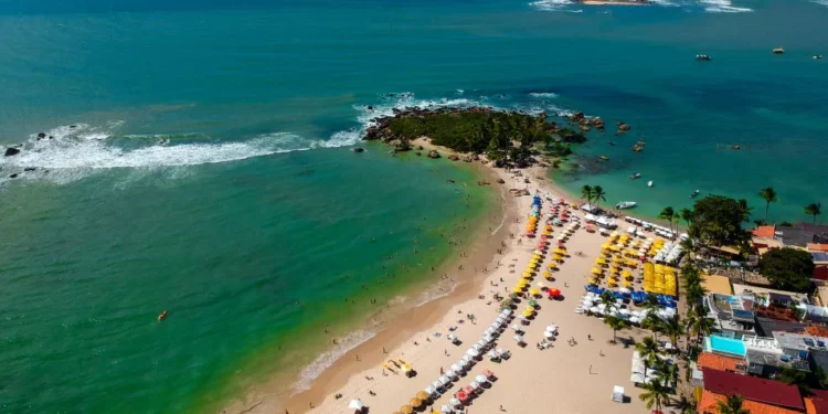 Famosa praia brasileira com mar paradisíaco cobra quase R$ 100 para turistas entrarem