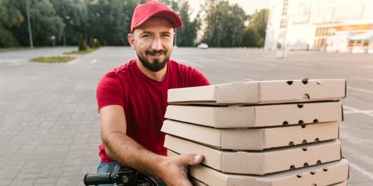Motoboys vão ganhar abrigos para descanso com ar-condicionado em cidade do Brasil