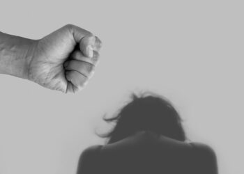 Lei aprovada libera afastamento sem desconto no salário para mulheres que passam por violência