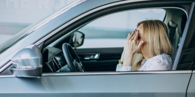 Mulher entra em carro errado por engano e só percebe equívoco após 60 km