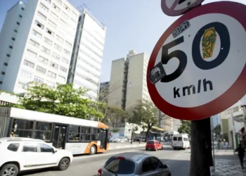 Lei de trânsito decide multar quem dirigir mais lento do que isso nas vias brasileiras