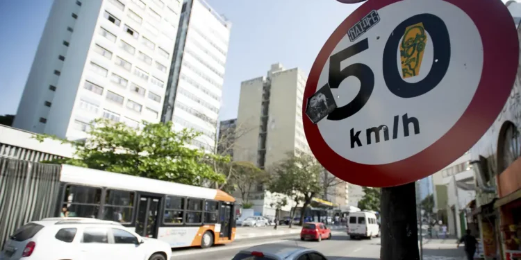 Lei de trânsito decide multar quem dirigir mais lento do que isso nas vias brasileiras