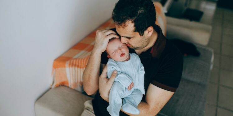 Nova lei é aprovada e licença paternidade sobe para sete meses neste país