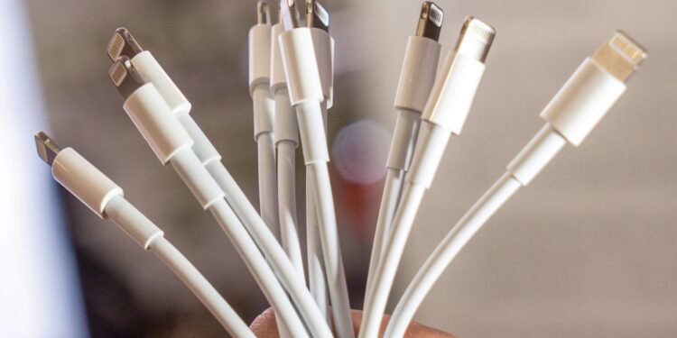 Nova regra é aplicada e Apple terá que pagar mais de R$ 100 mil por vender iPhone sem carregador