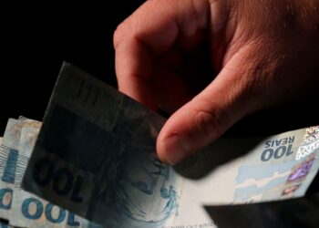 Nova regra fixa diária mínima de R$ 297 para trabalhadores neste país