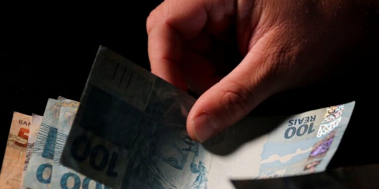 Nova regra fixa diária mínima de R$ 297 para trabalhadores neste país