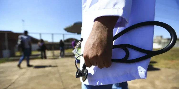 Médicos recém-formados no Brasil devem ser submetido a prova estilo OAB antes de começar a atender