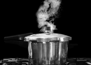Especialistas alertam: por que você nunca deve deixar colher na panela de pressão