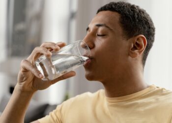 Beber água natural ou água gelada: qual o certo?