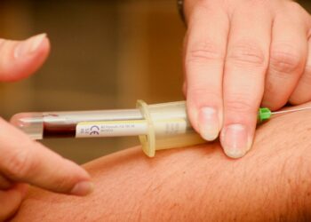 Problema de saúde que ameaça 5,7 milhões no Brasil pode ser diagnosticado com simples exame de sangue