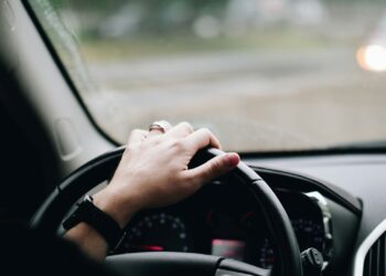 Recado geral para motoristas que andam devagar na faixa da esquerda