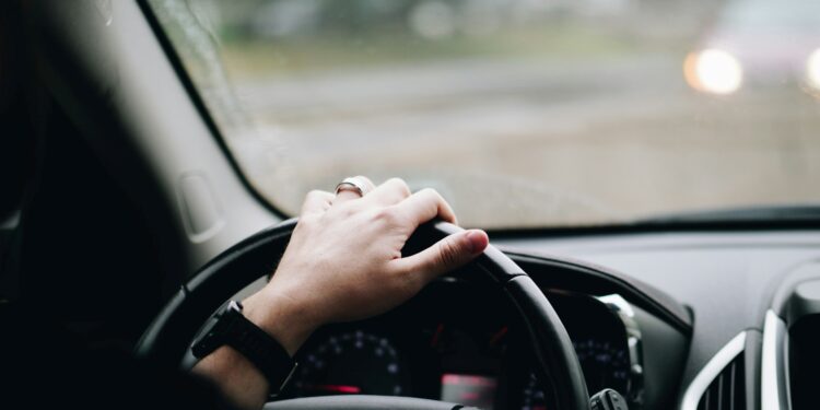 Recado geral para motoristas que andam devagar na faixa da esquerda