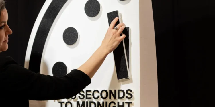 Relógio do juízo final marcou 85 segundos para meia-noite e registra menor tempo da história