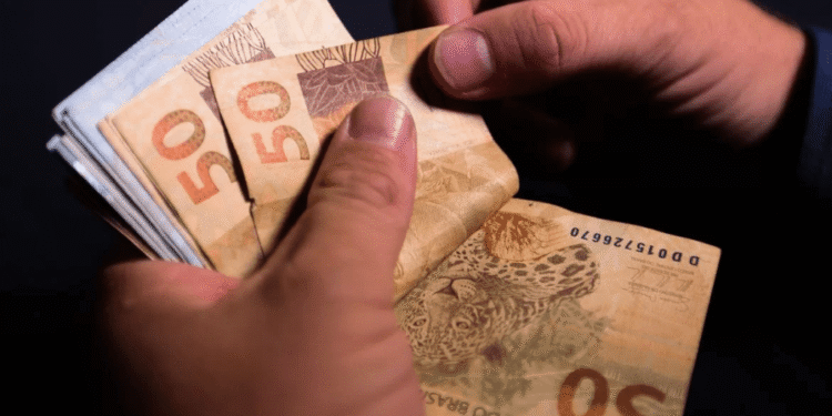 Quanto ganha uma família para ser considerada classe média no Brasil?