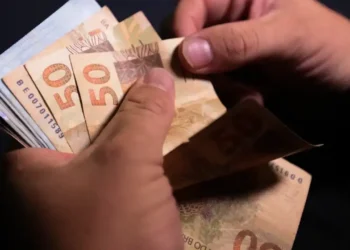 Salário mínimo aumentou para R$ 1.871,00 após reajuste aprovado e brasileiros comemoram neste estado