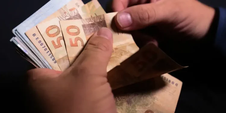 Salário mínimo aumentou para R$ 1.871,00 após reajuste aprovado e brasileiros comemoram neste estado