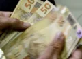 Salário mínimo aumenta para R$ 2.267 e brasileiros sentem a mudança de realidade