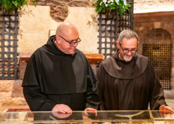 Esqueleto de 800 anos atrai 400 mil visitantes na Itália