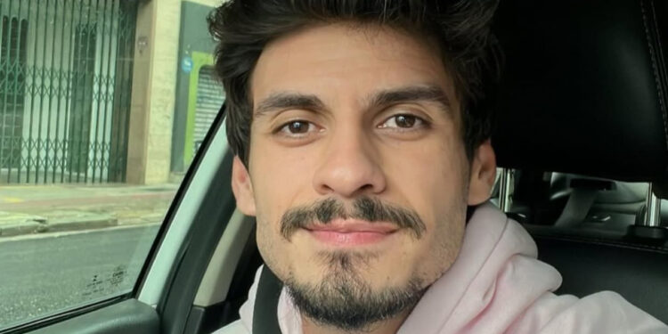 Galã de novela da Globo foi abandonado na estrada após recusar pagar corrida de táxi por preço abusivo