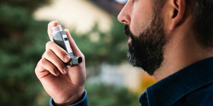 Trabalhador demitido ganhou R$ 230 mil na Justiça após comprovar ter asma