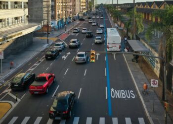 Radares vão multar quem avançar no sinal vermelho em capital do Brasil