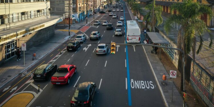 Radares vão multar quem avançar no sinal vermelho em capital do Brasil
