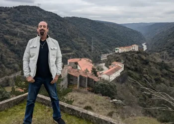 Homem encontra cidade fantasma à venda, paga menos de R$ 2 milhões e se muda para a Espanha