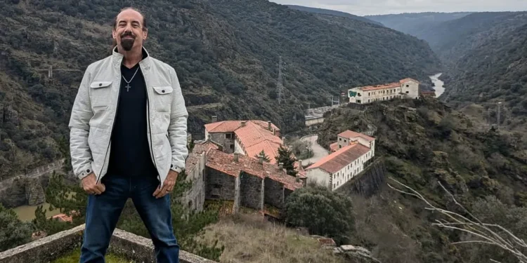 Homem encontra cidade fantasma à venda, paga menos de R$ 2 milhões e se muda para a Espanha