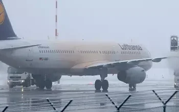 600 passageiros de seis voos ficam presos em avião durante a noite toda neste país