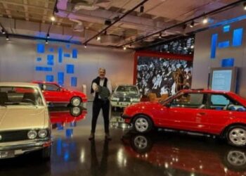 William Bonner abre as portas da sua garagem e mostra carros de luxo que brilham os olhos