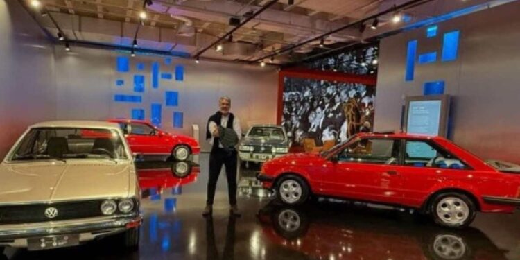 William Bonner abre as portas da sua garagem e mostra carros de luxo que brilham os olhos