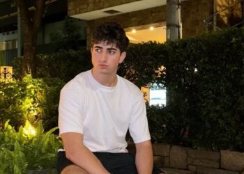 Jovem de 18 anos criou app de IA e está faturando fortuna por mês