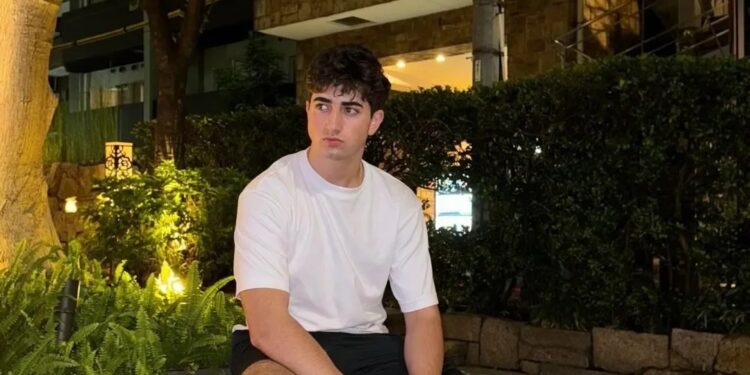 Jovem de 18 anos criou app de IA e está faturando fortuna por mês