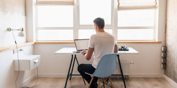 Trabalhadores agora podem exigir 2 dias de home office e empresas são obrigadas a liberar neste país