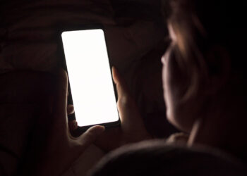 A psicologia explica por que as pessoas ficam no celular o dia inteiro sem produzir nada