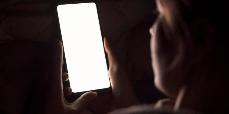 A psicologia explica por que as pessoas ficam no celular o dia inteiro sem produzir nada