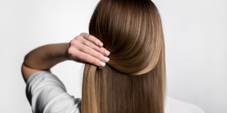 Fórmula secreta para alisar o cabelo sem chapinha foi revelada