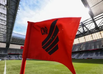 Athletico-PR surpreende e anuncia demissão de treinador