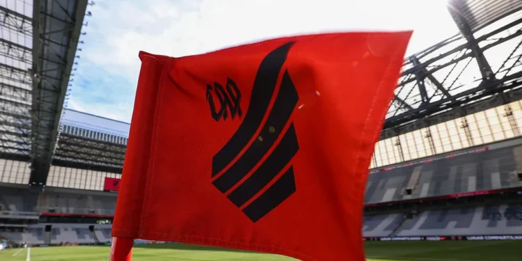 Athletico-PR surpreende e anuncia demissão de treinador